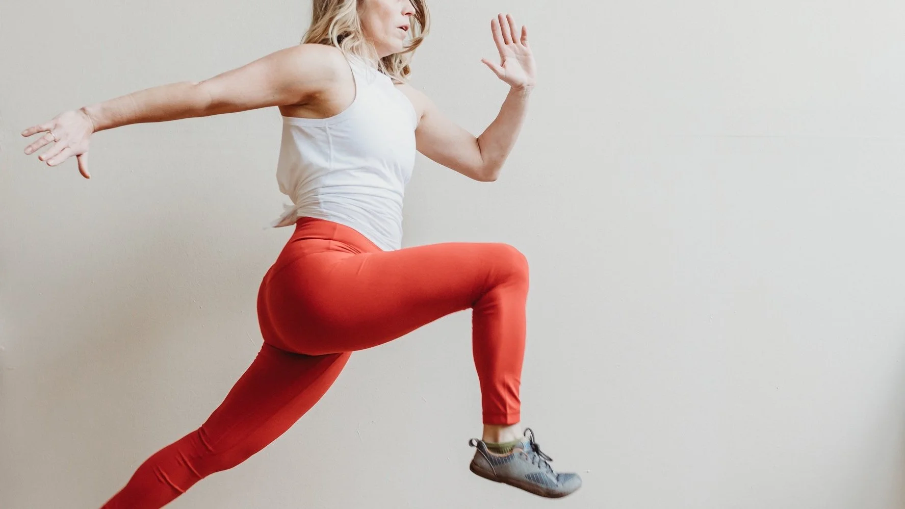 Allison Pelot demonstrating a full-range lunge